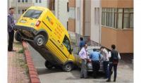 PTT ARACI SİTENİN DUVARINDA ASILI KALDI